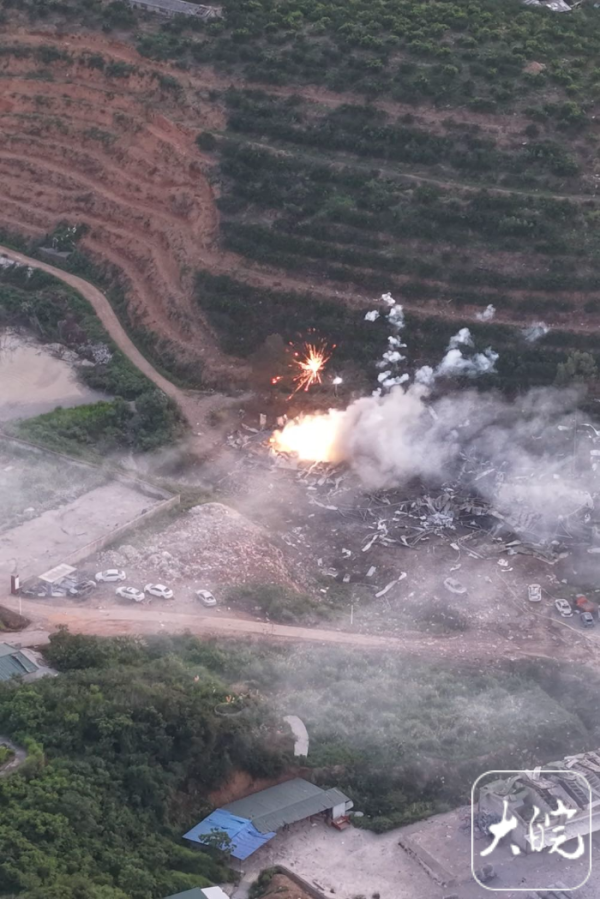驰盈策略 航拍湖南临澧花炮厂爆炸现场：白烟环绕，仍有烟花燃放