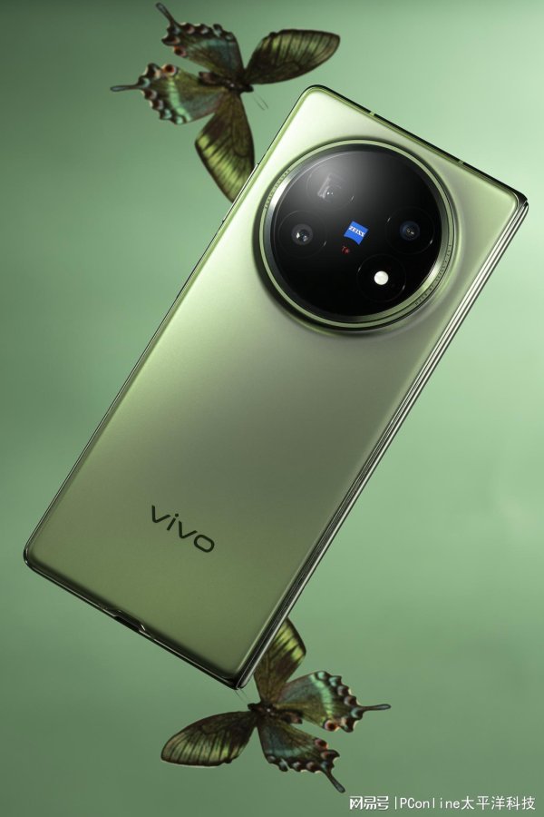 金控配资· vivo X Fold5青松图赏：轻盈如松，薄似松风